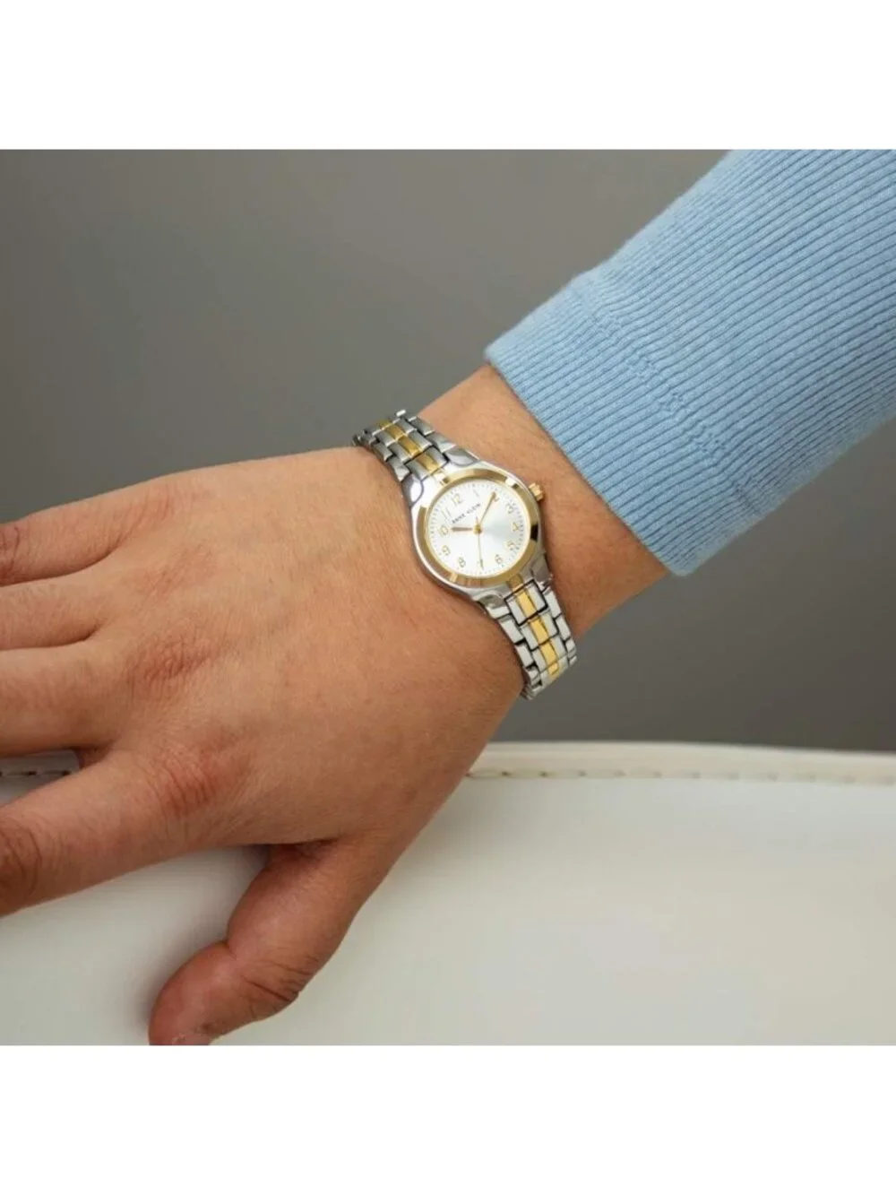 Chic Women's Bracelet Watch with Elegant Design and Stylish Features